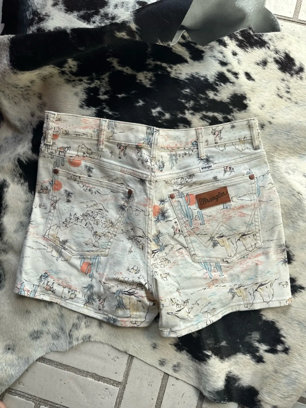 Wrangler Desert Scene High-Rise Jean Shorts in Light Cream with Coral Accents - Picture 2 of 5